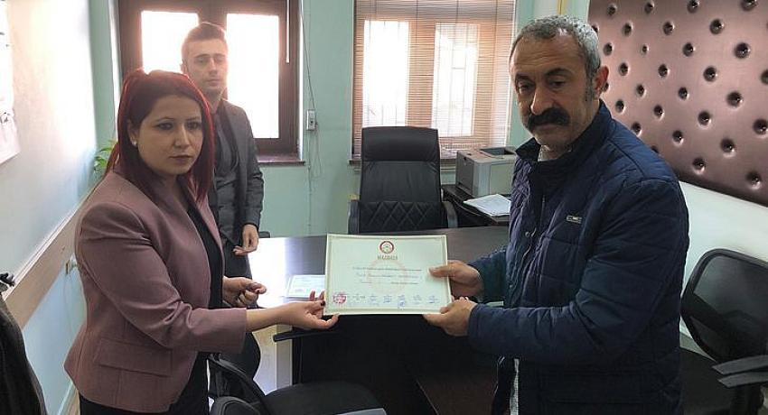 Komünist Başkan Fatih Mehmet Maçoğlu mazbatasını aldı