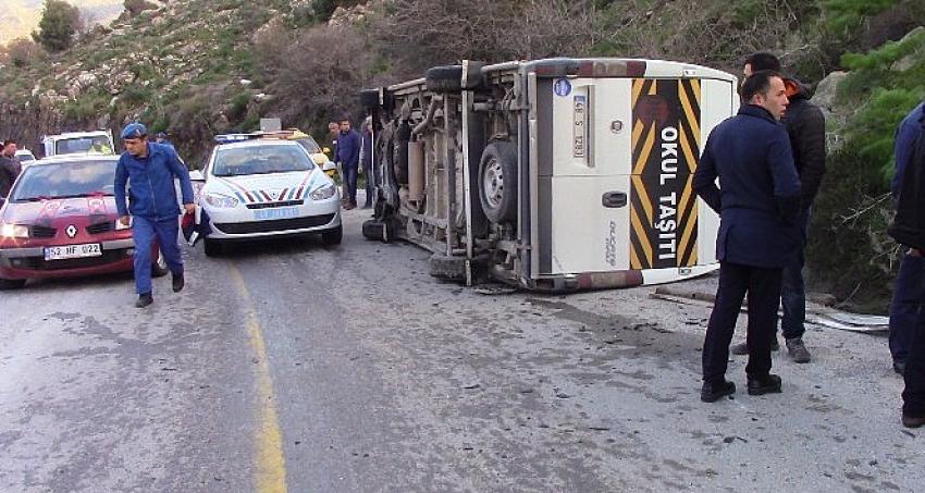 Bodrum'da öğrenci servisi devrildi