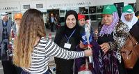 İsrailli ve Filistinli turistleri karanfillerle karşıladılar