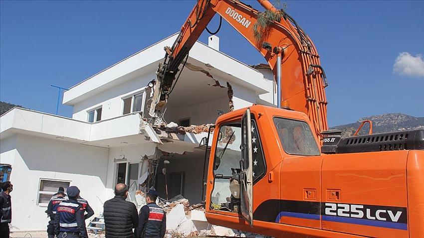 Datça'da imara aykırı binaların yıkımına devam ediliyor